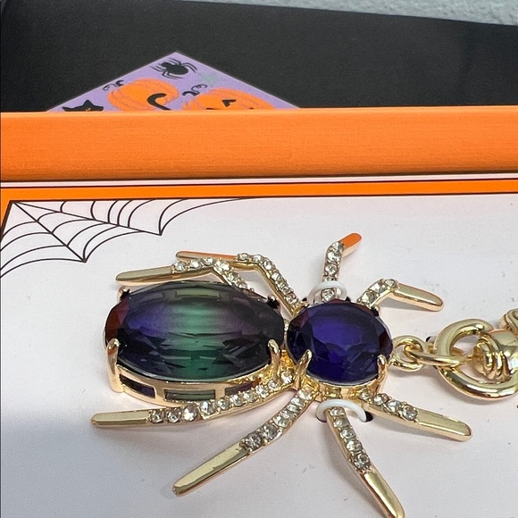 True to Form | Iridescent Spider 🕷️ Bag Charm - Picture 7 of 11